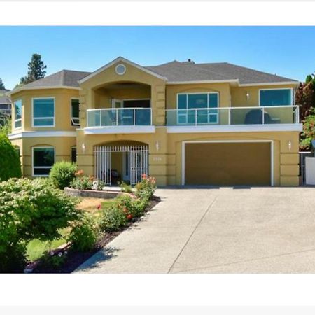 Lake View Yellow House By Winary Resort West Kelowna Exterior photo