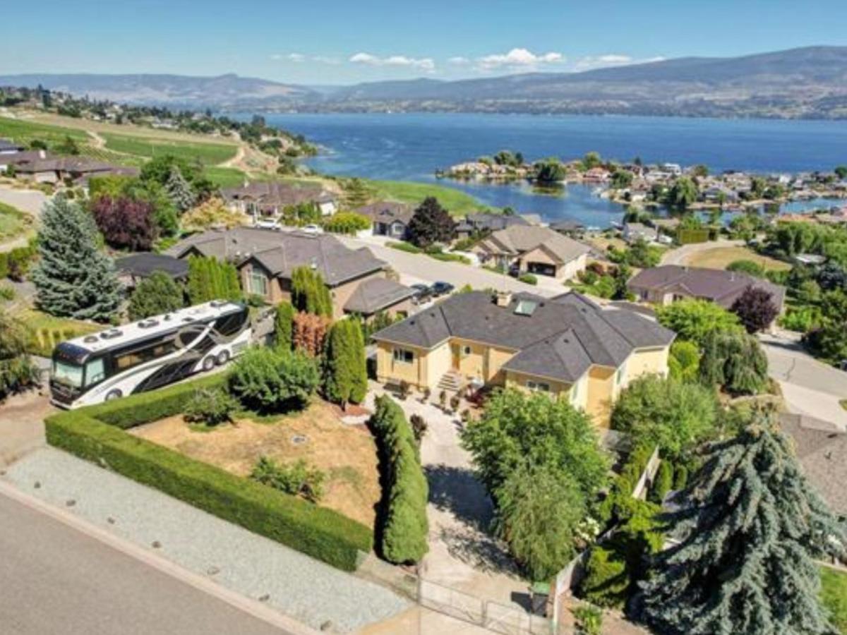 Lake View Yellow House By Winary Resort West Kelowna Exterior photo