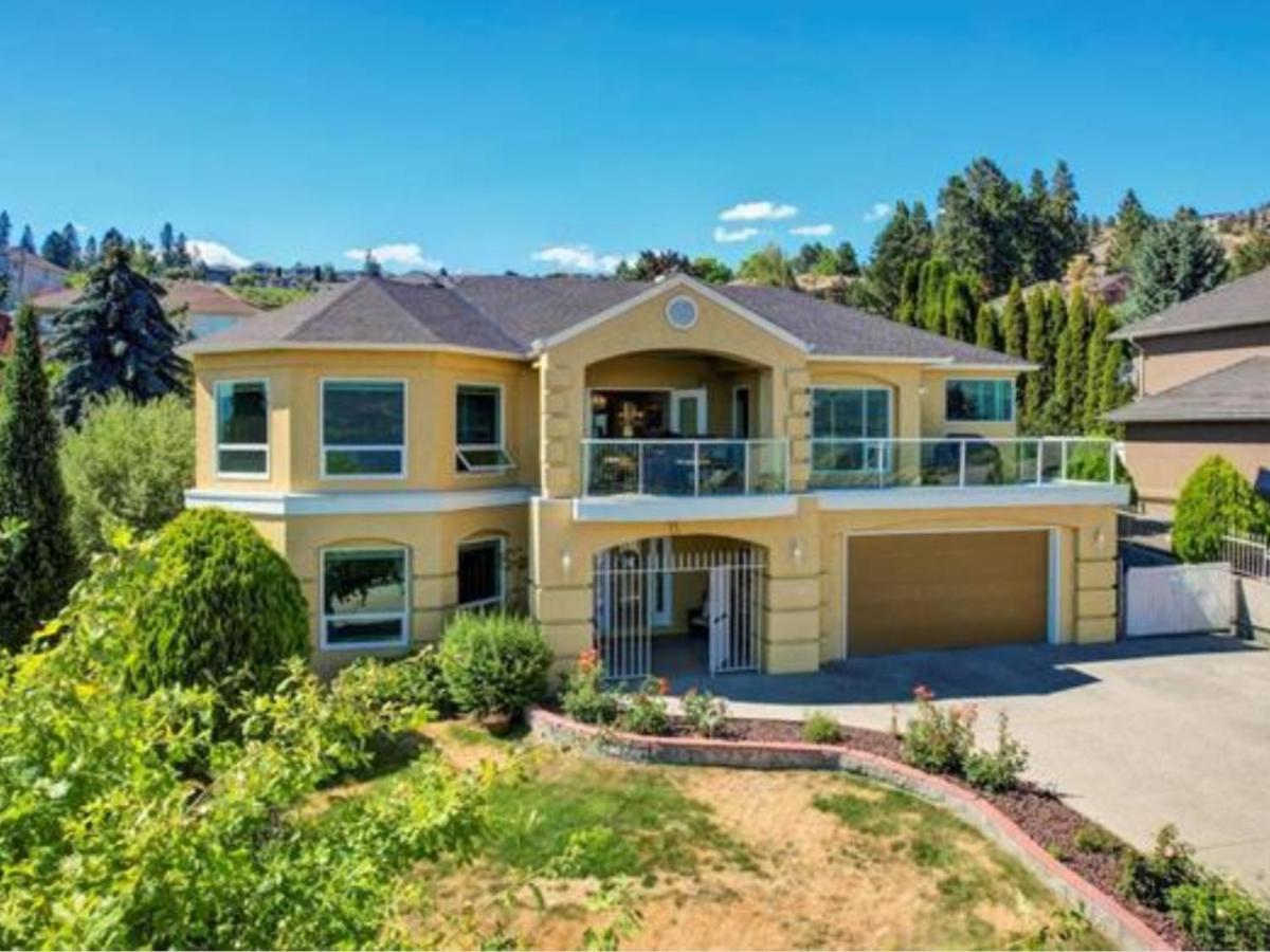 Lake View Yellow House By Winary Resort West Kelowna Exterior photo