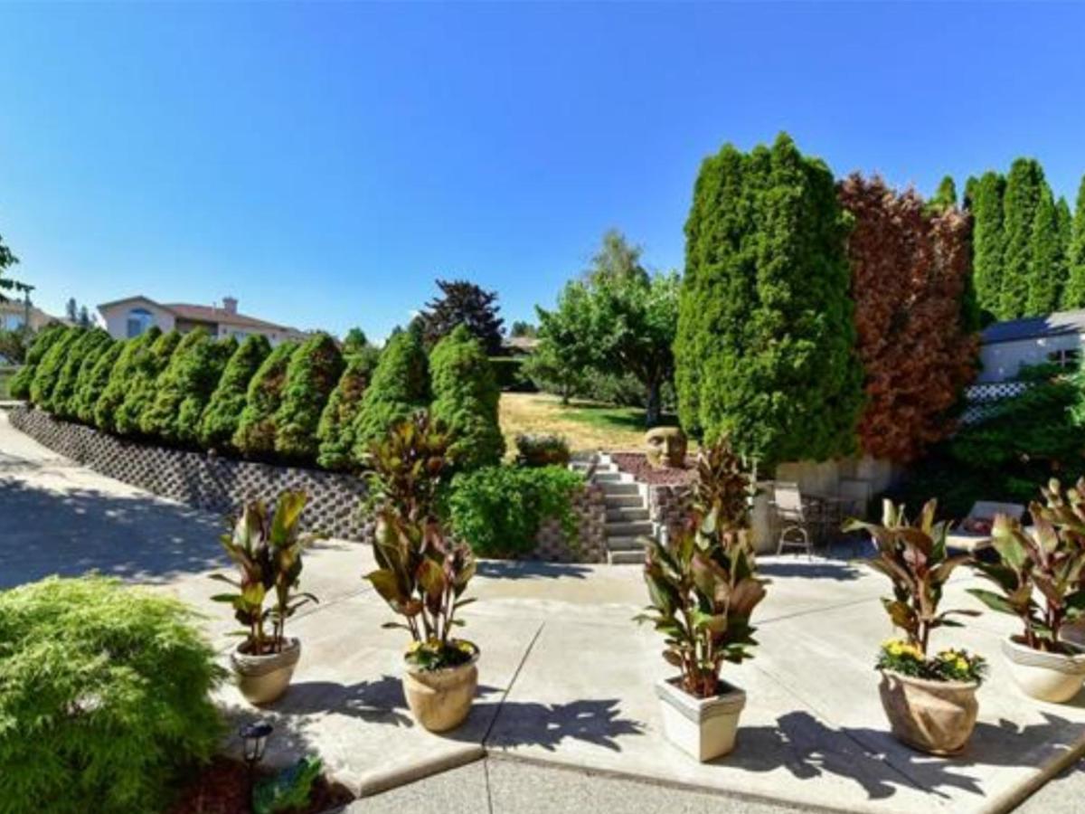 Lake View Yellow House By Winary Resort West Kelowna Exterior photo